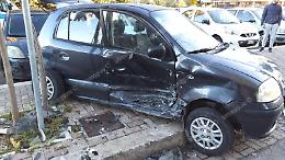 Doppio incidente contro le auto in sosta, grave un ventenne