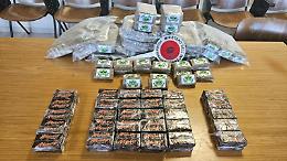 Viaggiava in autostrada con 26 chili di droga: arrestato un uomo