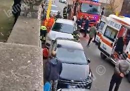Accusa un malore e va giù dal muretto