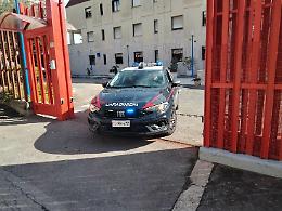 Coppia di ladri sorpresa con il bottino fuori al negozio