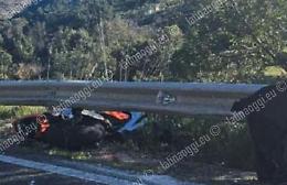Sbanda con la moto e finisce fuoristrada, ferito