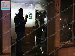 Incendio nel sottoscala, paura in un condominio