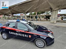 Giovane commesso aggredito e rapinato alle autolinee. Un “branco” in azione