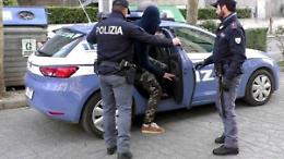 Rifiuta di lascia il pronto soccorso e assale sanitari e poliziotti: arrestato