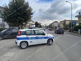 L'asfalto cede e si forma una buca in via Toscanini, traffico e disagi