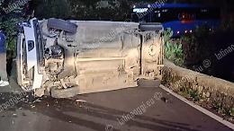 Perde il controllo del furgone e si ribalta in via Sermonetana