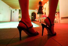 Sesso e soldi, la maitresse patteggia la pena: due anni e quattro mesi