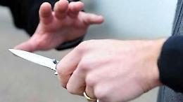 Accoltellato nel vicolo, è grave