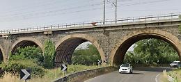 Una fermata ferroviaria nell'area dei Cinque Archi
