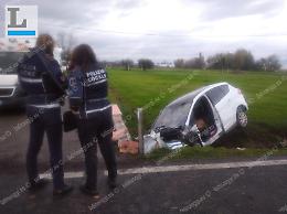 Auto fuori strada, grave neonata