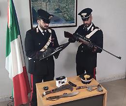 Botte alla moglie e detenzione di armi in casa, finisce in carcere