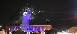 Latina, scende la befana dalla torre tra la gioia dei presenti