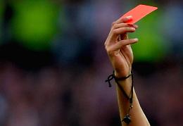 Insulti sessisti all'arbitro donna, squalificati mister e preparatore atletico