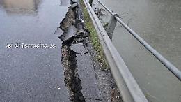 Cede l'argine e crolla la strada: chiusa via Ponte Rosso
