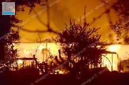 Spaventoso incendio in un'azienda agricola, brucia un fienile