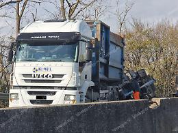 Incidente sulla Pontina, si ribalta il rimorchio di un camion
