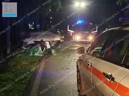 Carambola con l'auto nella notte, grave un giovane