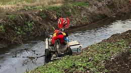 Auto finisce nel canale, soccorso il conducente