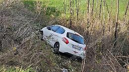 Fuori strada con l'auto, paura per un uomo di 88 anni
