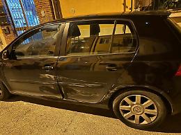 Danneggiano l'auto dell'ex consigliere e fuggono via
