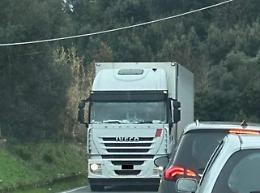 Camion aggancia un cavo telefonico, disagi sul traffico