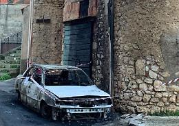 Auto a fuoco, due anziani in pericolo