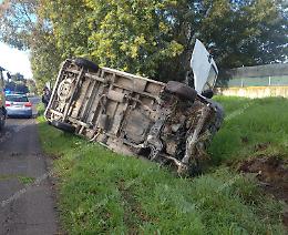 Incidente in via del Crocifisso, furgone finisce fuori strada