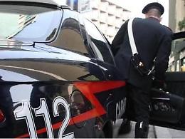 Tenta di rapinare un uomo istigando il cane ad aggredirlo, denunciato