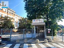 Bambino abbandonato davanti al pronto soccorso: «Era nel passeggino e sorrideva»