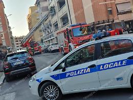Balcone a fuoco, attimi di paura in via Monti