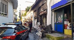 Cassonetti in fiamme, intervento di vigili del fuoco e carabinieri