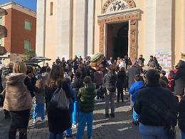 Lettere e dediche dei bambini  per l'ultimo saluto a suor Flora