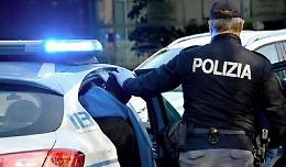 Mezzo nudo, impugna cocci di vetro e semina il panico