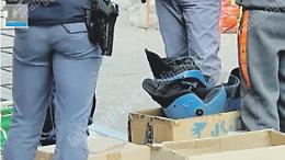 Al mercatino della memoria spuntano i caschi della Polizia