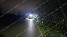 Esce di strada in curva, ferita una donna dopo l'incidente