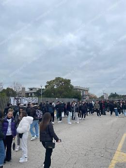 Protesta al liceo, la settimana alternativa si sposta all'esterno della scuola