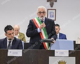 Neonato lasciato all'ospedale, il sindaco fa visita a Lucas: "Il bimbo sta bene"