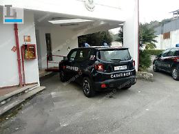 Con l’auto “blocca” lo scuolabus, arrivano i carabinieri