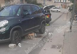 Spunta dal tombino e l'auto lo investe