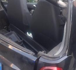 Latina, ruba una Smart in centro in pieno giorno e davanti a tutti