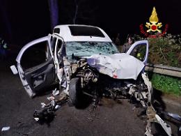 Terribile incidente sull'Appia, auto contro pino: un ferito