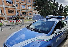 Li rimprovera nel negozio e loro lo massacrano: due minori a processo