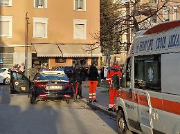 Una furia in strada, straniero lancia sassi contro passanti e negozi