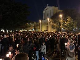 Un fiume di gente in strada per ricordare Nicoletta e Renée