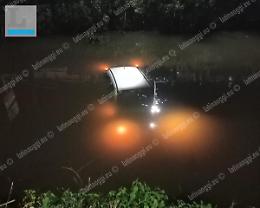 Incidente sull'Appia, l'auto finisce nel canale