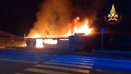Lidi balneari a fuoco nella notte, si segue la pista dolosa