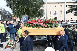 Una piazza gremita di gente per l'ultimo saluto a Nicoletta e Renée
