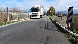 Due camion si urtano nella strettoia, traffico in tilt in via Chiesuola