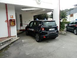 Rubano il bancomat all'amica e prelevano 600 euro, denunciate madre e figlia