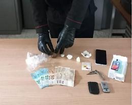 Droga nel giubbotto e nell'abitazione, arrestate due persone